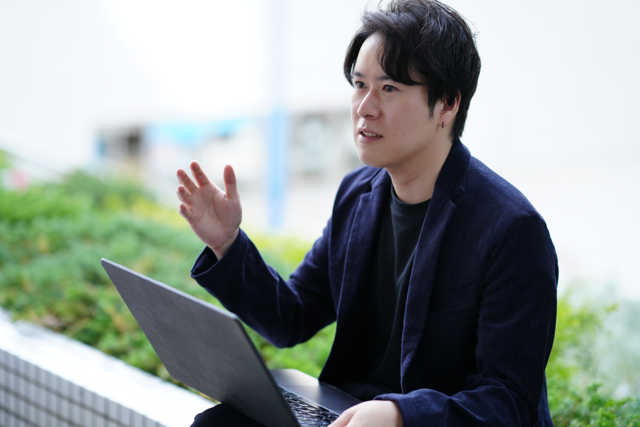 顧客との打ち合わせで話を聞く林啓吾